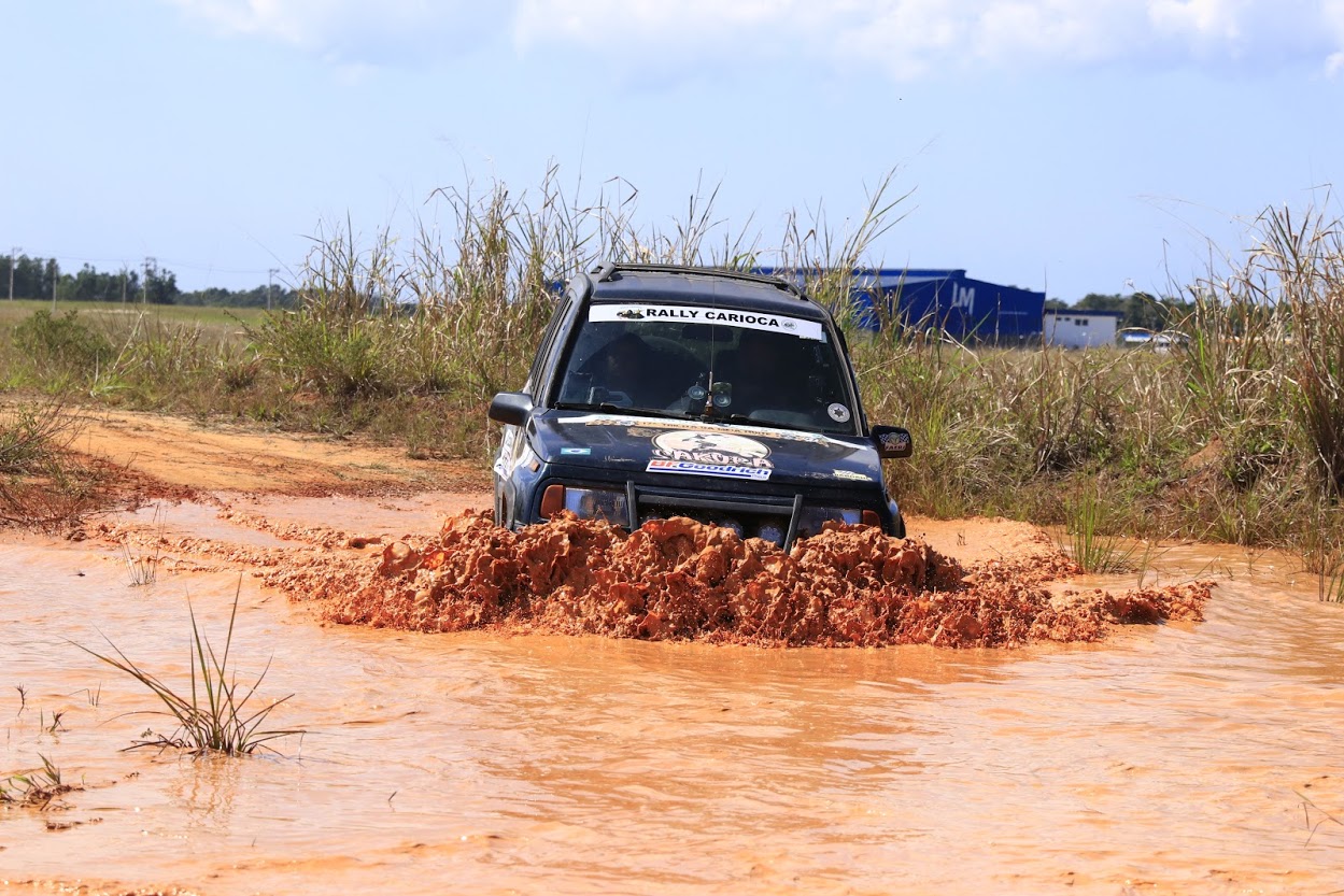Mesmo carros com Lift e pneu mud encontraram desafios em São Pedro da Aldeia/RJ